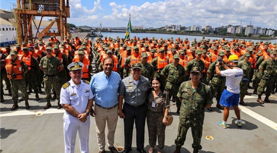 [Marinha do Brasil envia navio para combater manchas de óleo em Ilhéus]