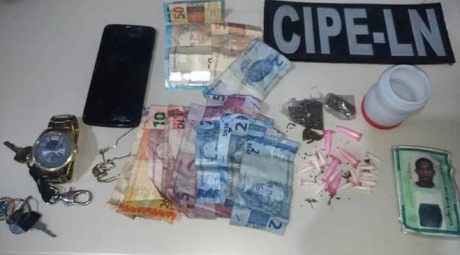 [Três suspeitos de tráfico de drogas são presos em Muritiba]