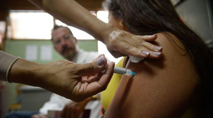 [Governo e pesquisadores descartam problemas com vacina contra HPV]
