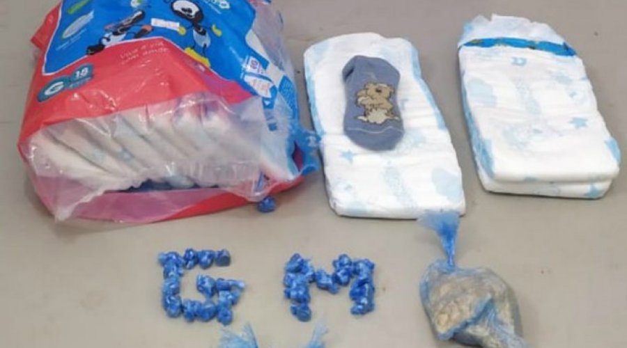 [Polícia encontra pedras de crack escondidas na fralda de criança de sete meses; pais são presos]