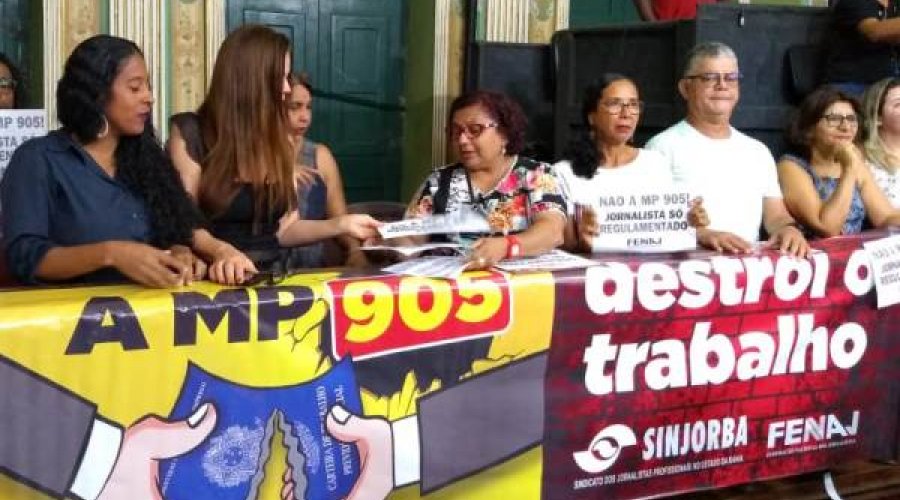 [Contra a MP 905, sindicato dos jornalistas protesta na Câmara de Salvador]