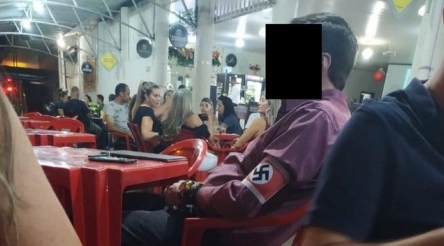 [Homem é flagrado usando faixa com símbolo nazista em restaurante]