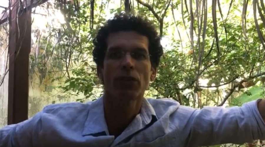 [Vídeo: ator Jackson Costa acusa prefeitura de Itaparica de não pagar cachê há mais de um ano]