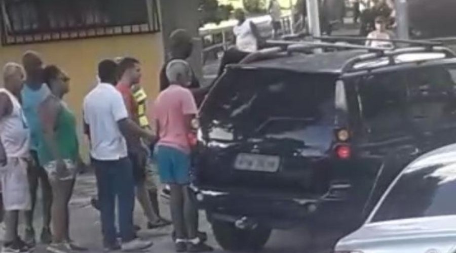 [Vídeo: homem desmaia ao volante e quase causa grave acidente no Tororó]