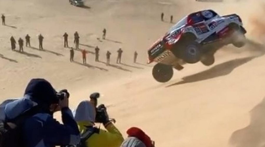 [Vídeo: Fernando Alonso capota em corrida de rally]