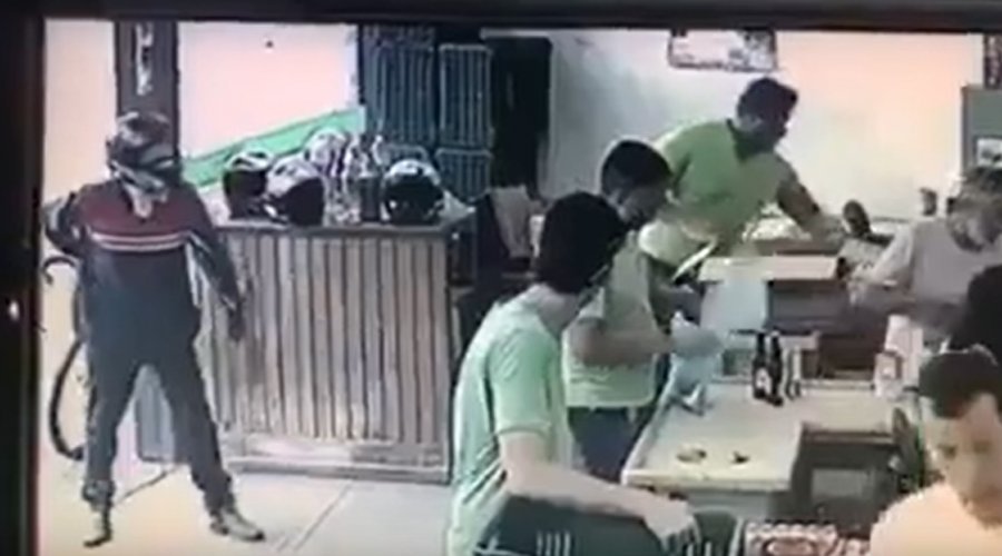 [Vídeo: homem desiste de assaltar ao ser ignorado pelos funcionários e clientes do local]