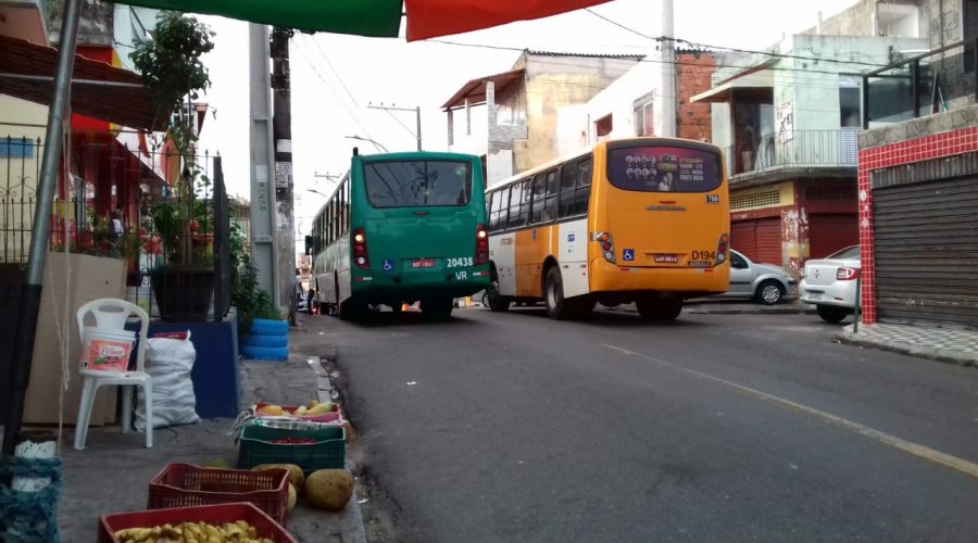 [Vídeo: assaltantes roubam passageiros e fogem com as chaves dos ônibus em São Caetano ]