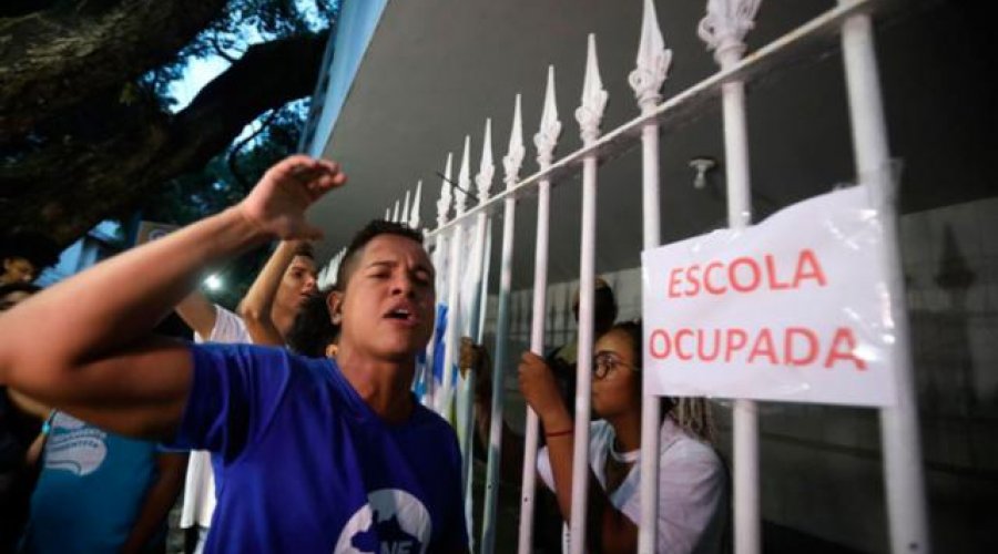 [Estudantes ocupam colégio Odorico Tavares em protesto contra o seu fechamento ]