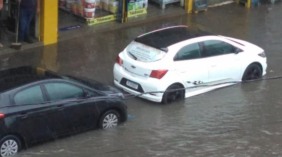 [Após chuva forte, bairros de Salvador sofrem com alagamentos]