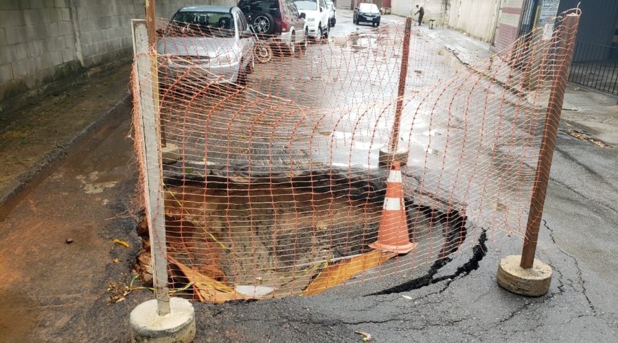 [Moradores denunciam descaso da prefeitura com cratera em rua que dá acesso à UPA Brotas ]
