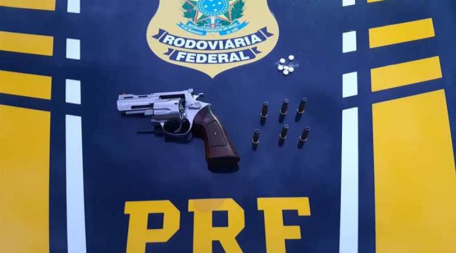 [Vídeo: PRF flagra caminhoneiro com revólver e comprimidos de “rebite” na BR 242 em Barreiras (BA)]