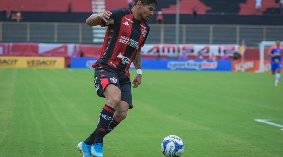 [Com dificuldade de renovar contrato com Léo Ceará, Vitória coloca o jogador na equipe sub-23]