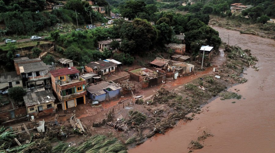 [Sobe para 50 número de mortes causadas pelas chuvas em Minas Gerais]