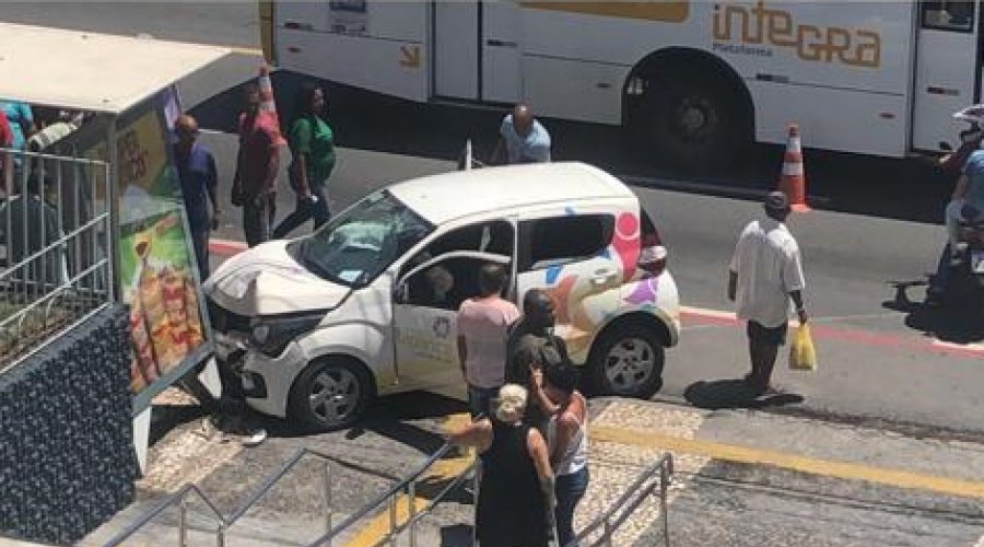 [Carro da prefeitura de Itaparica se envolve em acidente e quase invade ponto de ônibus em Salvador]