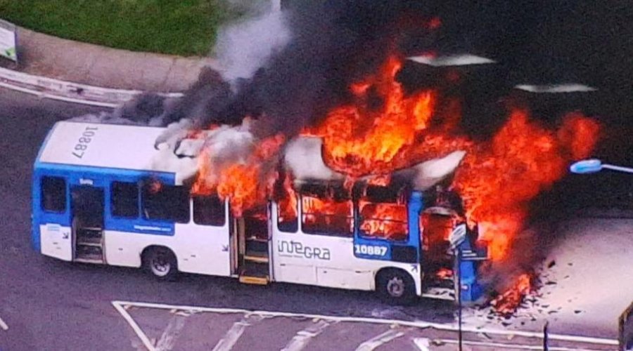 [Vídeo: ônibus pega fogo na Rótula do Abacaxi]