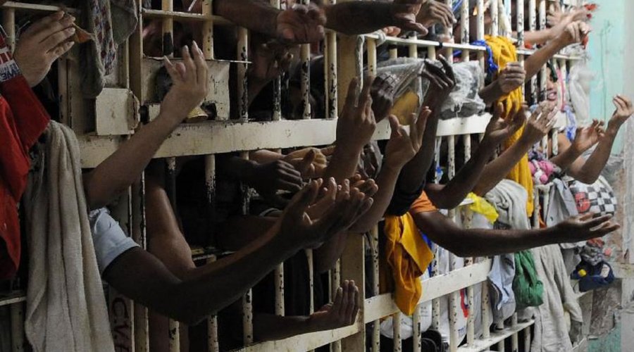 [Percentual de presos provisórios cai no Brasil e superlotação diminui]