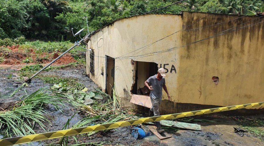 [Nove pessoas são resgatadas após deslizamento de terra em Valéria]