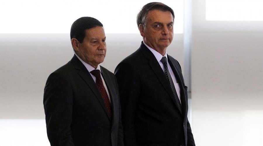 [Bolsonaro afirma que Mourão é o único que não pode ser demitido e o chama de “tosco”]