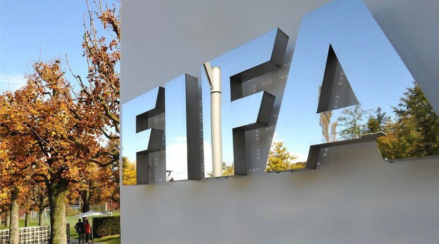 [Médico da FIFA sugere punição a jogador que cuspir em campo]