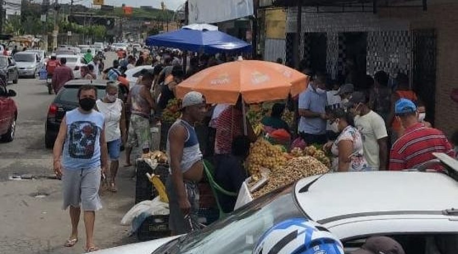 [Aglomeração no mercado municipal marca manhã deste sábado em Simões Filho]