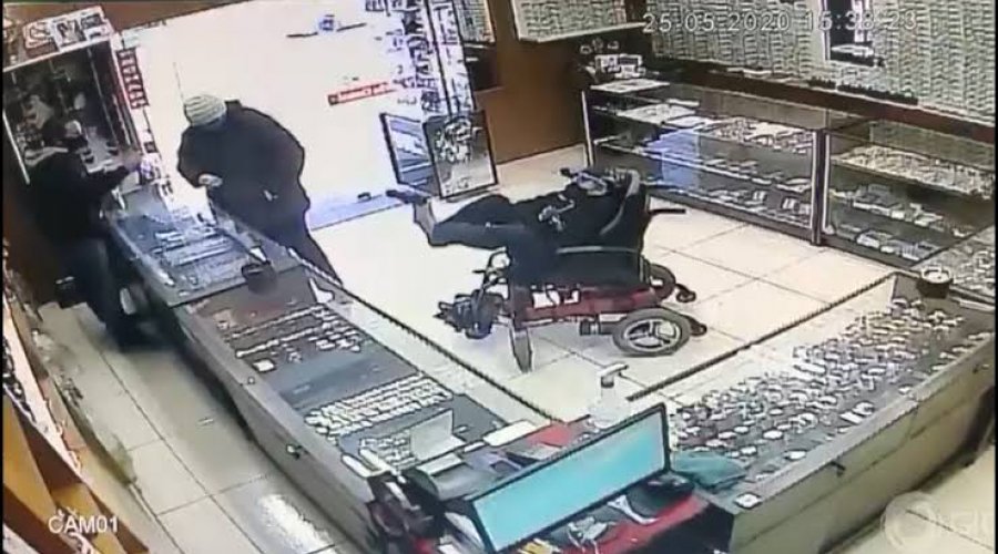 [Vídeo: cadeirante e mudo, suspeito assalta joalheria e ameaça lojistas segurando arma com os pés]