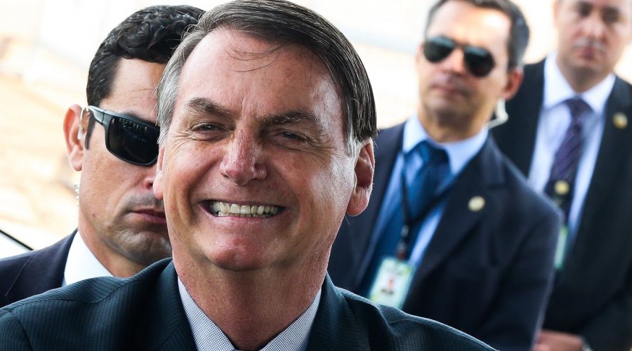 [Vídeo: Bolsonaro causa aglomeração ao visitar lanchonete em Brasília]