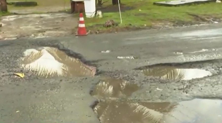[Abertura de cratera em Ilha de São João é denunciada por motoristas; ViaBahia se manifesta]