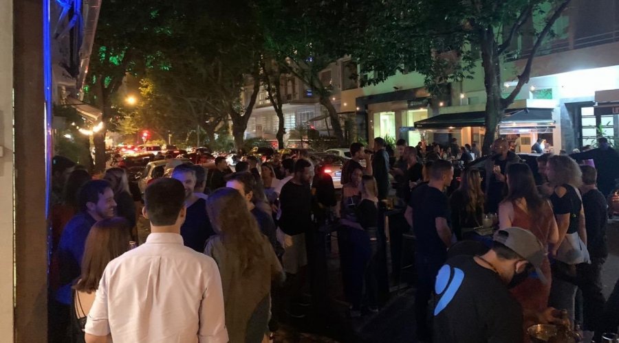 [Vídeos: bares do Rio de Janeiro lotam em primeiro dia de reabertura e são alvos de críticas]