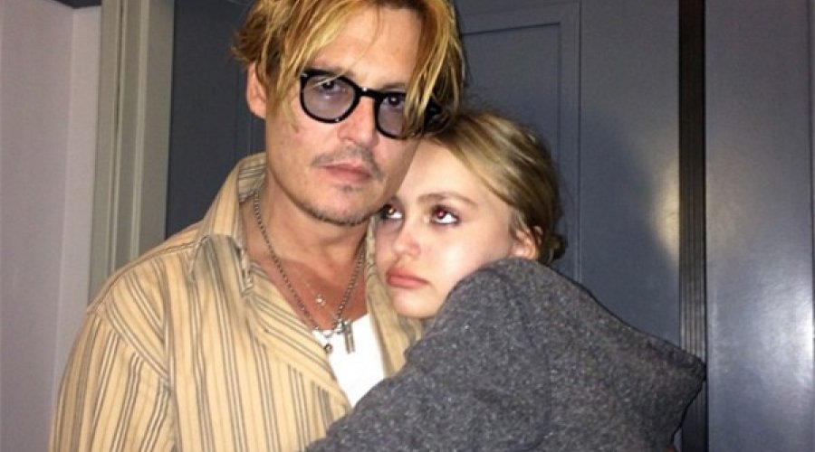 [Johnny Depp admite em tribunal que deu maconha a filha quando ela tinha 13 anos: “Estava sendo um pai responsável”]