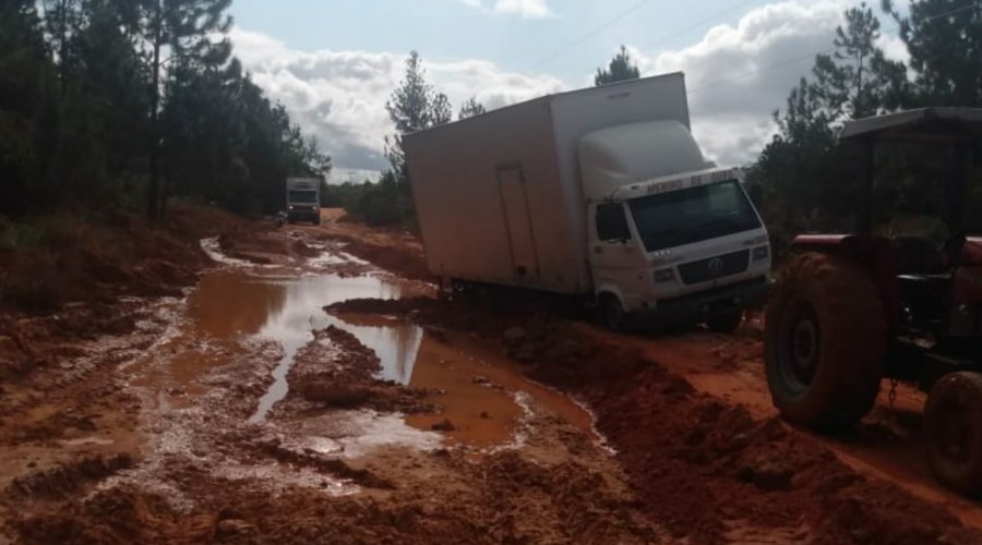 [Vídeo: moradores de Entre Rios denunciam precariedade de estradas e exigem asfaltamento]