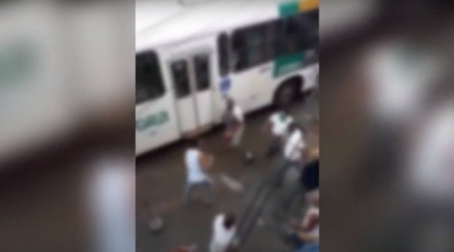 [Vídeo: motorista de ônibus e motociclista protagonizam briga no bairro de São Marcos, em Salvador]