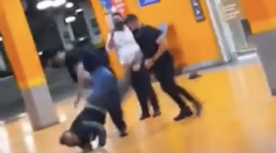 [Vídeo: homem negro é espancado e morto por seguranças brancos no Carrefour]