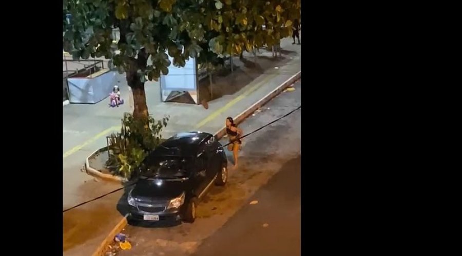 [Vídeo: jovem joga pedra no carro do namorado após flagrá-lo com outra na casa da própria irmã ]