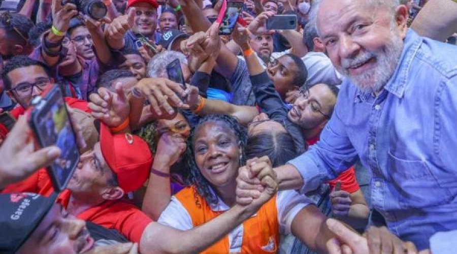 [Apoiadores estimulam Lula a realizar manifestação de rua contra Bolsonaro]