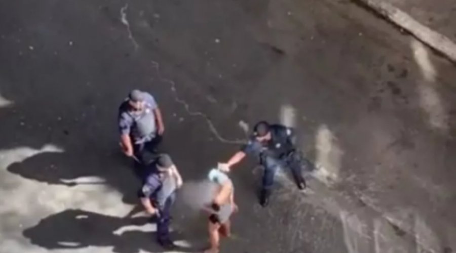 [Vídeo: Três guardas municipais agridem mulher em São Paulo]