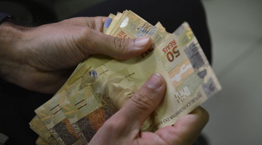 [Promulgada lei que fixa o valor do salário mínimo em R$ 1.212]