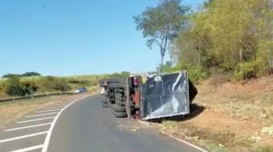 [Caminhão da dupla Maiara e Maraisa sofre grave acidente em São Paulo]