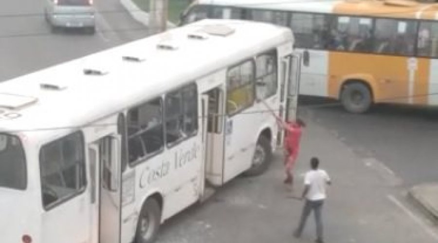 [Vídeo: Ônibus são destruídos no bairro de São Cristóvão]