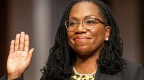 [Ketanji Brown se torna primeira mulher negra a tomar posse da Suprema Corte dos EUA]