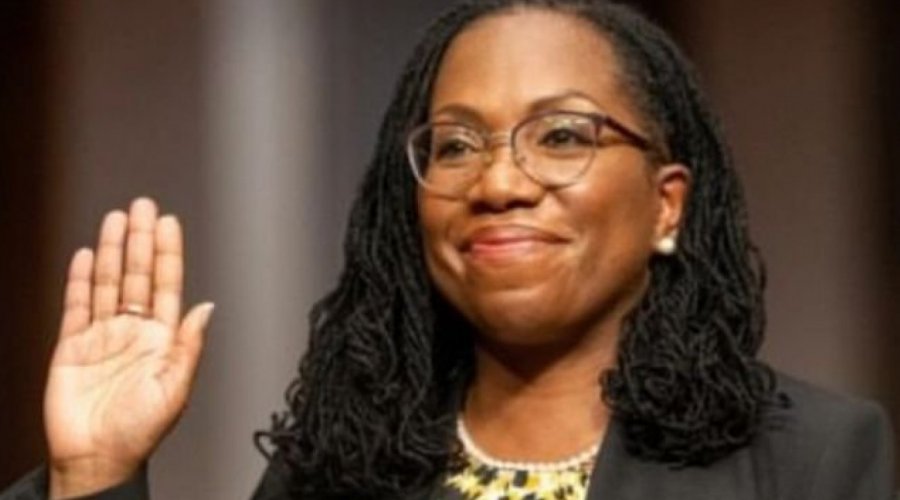 [Ketanji Brown se torna primeira mulher negra a tomar posse da Suprema Corte dos EUA]