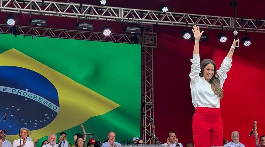 [Alinne Rosa canta Hino Nacional em evento de Luiz Inácio Lula da Silva, em Salvador]