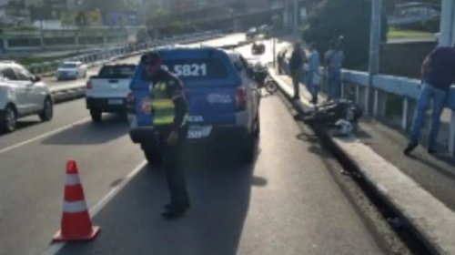 [Após acidente de moto, homem cai de viaduto na Av. Vasco da Gama]