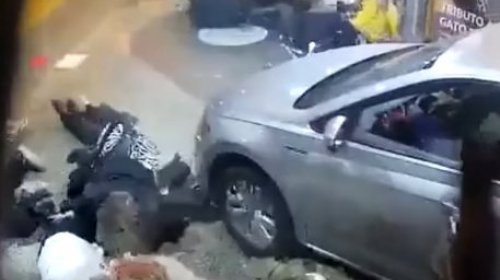 [Vídeo: Motorista atropela 23 pessoas na calçada de teatro, na Argentina]