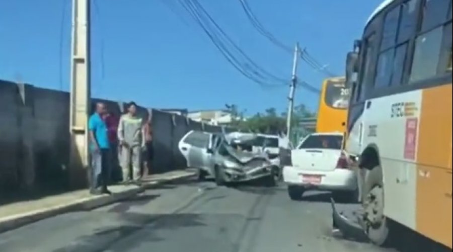 [Vídeo: Acidente grave congestiona trânsito e deixa vítimas na região da Estrada Velha do Aeroporto]