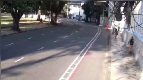 [Vídeo: Câmera de segurança flagra momento em que jovem é baleada no centro de Salvador]