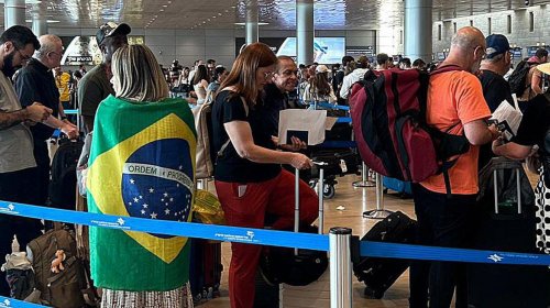 [Chega a Brasília primeiro avião trazendo brasileiros de Israel]