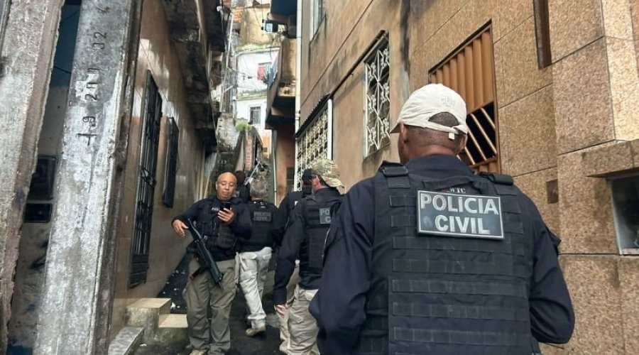 [VÍDEO: Operação policial mira organizações criminosas em bairros de Salvador]