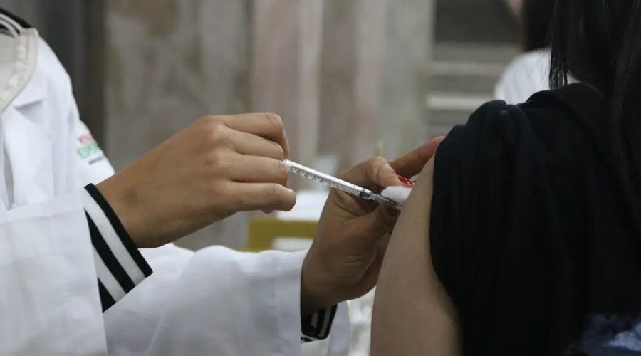 [Saúde monitora novas variantes e reforça vacinação contra covid-19]