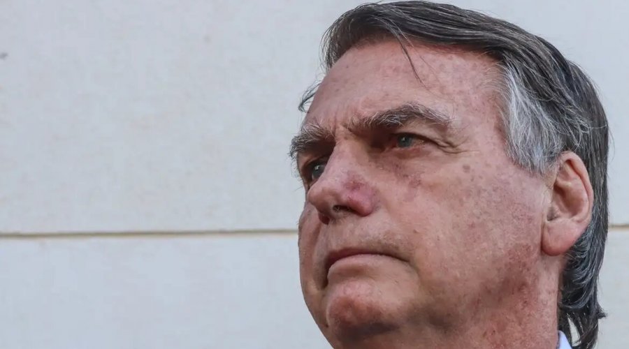 [Ordem do STF determina que Bolsonaro entregue passaporte à Justiça ]