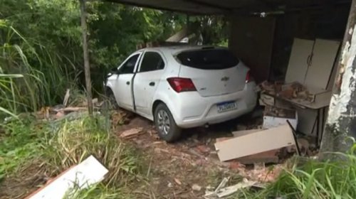 [Garagem de condomínio fica destruída depois de carro invadir durante perseguição policial ]